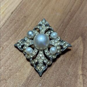 Sarah Coventry Silvertone Rhinestone Faux Pearl Large Diamond Brooch Pin Vintage